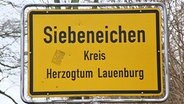Das Ortsschild von Siebeneichen im Kreis Herzogtum Lauenburg. © NDR.de Foto: NDR.de