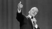 Frank Sinatra lächelt. ©  picture alliance / landov Foto:  picture alliance / landov