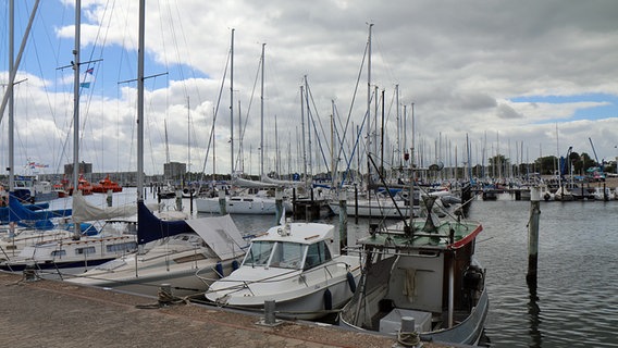 Im Hafen von Strande liegen zahlreiche Boote vertäut. Im Hafen von Strande liegen zahlreiche Boote vertäut. © NDR Foto: Samir Chawki