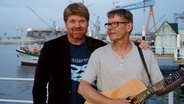 Matthias Stührwolt und Achim Schnoor singen vor der Kulisse des Kieler Hafens © NDR Foto: Lorenzen Lornz