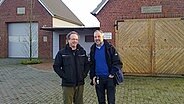 Stefan Sommer und Bürgermeister Wolfgang Borchert-Koschany vor dem neuen Feuerwehrgerätehaus. © NDR Foto: Andrea Wojtkowiak