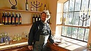 Ralf Stelzer steht in Altenhof in seiner Destillerie am Fenster © NDR Foto: Ines Barber