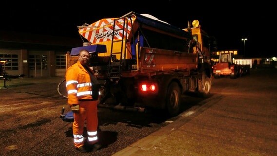 Holger Nass stht vor seinem Streu-LKW © NDR Foto: Dana Frohbös