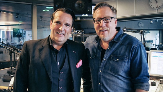 Zwei Männer stehen in einem Radiostudio nebeneinander. © NDR Foto: Jannis Lippisch