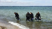 Vier Tauschschüler kommen nach einem Tauchgang aus der Ostsee in der Eckernförder Bucht. © NDR Foto: Ingo Meyer