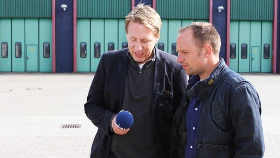 Jan Malte Andersen und Jan Bastick stehen vor großen Toren © NDR Foto: Oke Jens
