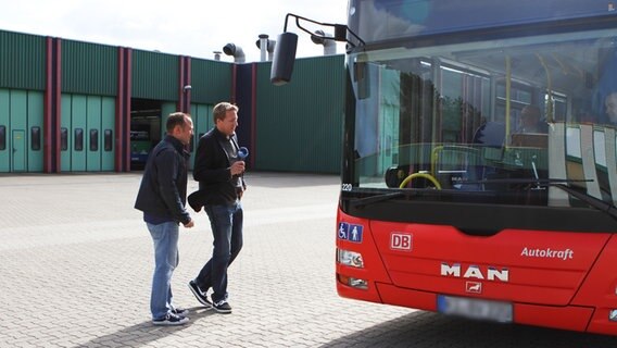 Jan Malte Andersen und Jan Bastick stehen vor einem roten bus © NDR Foto: Oke Jens