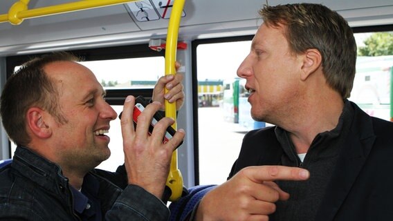 Jan Malte Andersen und Jan Bastick unterhalten sich in einem bus © NDR Foto: Oke Jens