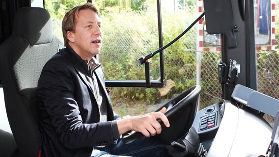 Jan Malte Andersen am steuer eines Linienbus © NDR Foto: Oke Jens