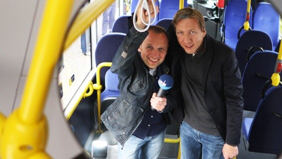 Jan Malte Andersen und Jan Bastick spiegeln sich im Rückspiegel eines Buses © NDR Foto: Oke Jens
