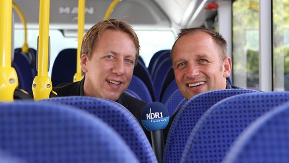 Jan Malte Andersen und Jan Bastick sitzen in einem Linienbus © NDR Foto: Oke Jens