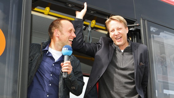 Jan Malte Andersen und Jan Bastick stehen in der Tür eines Linienbuses © NDR Foto: Oke Jens