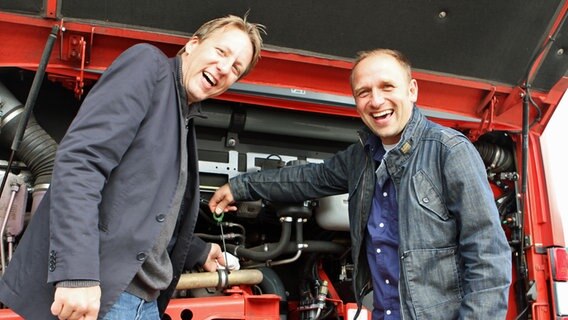 Jan Malte Andersen und Jan Bastick kontrollieren den Ölstand eines Linienbuses © NDR Foto: Oke Jens