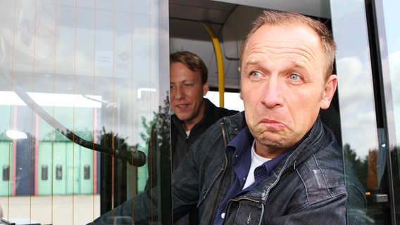 Jan Bastick schaut kritisch aus einem Busfenster © NDR Foto: Oke Jens