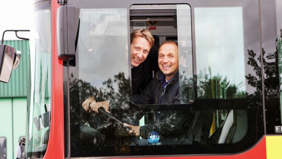 Jan Bastick und Jan Malte Andresen schauen aus einem Busfenster © NDR Foto: Oke Jens