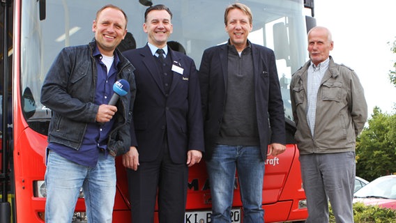 Jan Bastik, Verkehrsplaner bei Autokraft Dirk Keller, Jan Malte Andresen und Innendienstmitarbeiter Autokraft Joachim Schaper stehen vor einem Bus © NDR Foto: Oke Jens