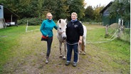 Reitlehrerin Katja Petersen (rechts) und ihre Schülerin Gracjana Grabowska stehen mit einem Pferd auf einer Wiese. © NDR Foto: Lukas Knauer