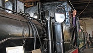 Dirk Sänger in der Lokomotive des Aumühler Eisenbahnmuseums © NDR Foto: Thomas Lenz