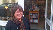 Ulla Pieper vor dem Laden "Bücher ohne Grenzen" in Aventoft © NDR Foto: Peer-Axel Kroeske