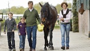 Marina Köhncke mit ihrem Mann und den beiden Kindern  Foto: Angela Leuders