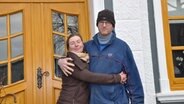 Sarah Hamann zusammen mit ihrem Mann vor der Tür auf dem Waldhof © Susanne Levin-Steinmann Foto: Susanne Levin-Steinmann