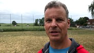 Torsten Benken steht auf einem Sportplatz. © NDR Foto: Thorsten Philipps