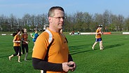 Top Schleswig-Holsteiner: Josef Dankelmann aus Bargteheide beim Lauftraining auf dem Sportplatz © NDR Foto: Angela Leuders