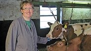 Top-Schleswig-Holsteinerin Wiebke Hahn aus Bark im Kreis Segeberg bei den Kühen im Stall © NDR Foto: Astrid Plonske