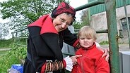 Top-Schleswig-Holsteinerin Helene Sühlsen aus Barkenholm mit ihrem Urenkel Tom Leon © NDR Foto: Peter Bartelt