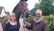 Top-Schleswig-Holsteiner Harald Andresen mit Tochter Vivien und einem Pferd aus Behrendorf © NDR Foto: Peer-Axel Kroeske