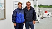 Bettina Kaper-Franke und Manfred Kleinke auf der Störfähre "Else" bei Beidenfleth © NDR Foto: Carsten Rauterberg