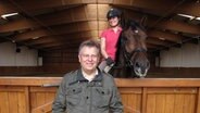 Dirk Fister ist Top-Schleswig-Holsteiner und hier zu sehen mit seiner Tochter in der Reithalle © NDR Foto: Astrid Plonske