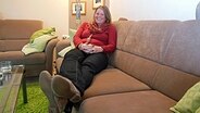 Top Schleswig-Holsteinerin Urte Hansen aus Böklund liegt auf der Couch © NDR Foto: Leslie Hodam