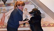 Rufina Schröter hält ihren Hund an den Vorderläufen hoch © NDR Foto: Iris Guhl