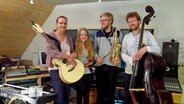 Thomas und Kirsten Großmann mit ihren Kindern Thaleja und Fynn beim Musizieren © NDR Foto: Peer-Axel Kroeske