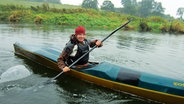 Franziska Rausch sitzt in einem Kanu und paddelt auf der Trave. © NDR Foto: Robert Tschuschke