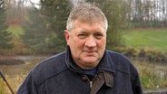 Reinhard Schöning aus Harmsdorf steht mitten in der Natur. © NDR Foto: Astrid Wulff