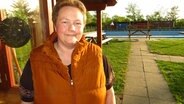 Anke Hansen steht an ihrer alten Arbeitsstätte, dem Schwimmbad. © NDR Foto: Peer-Axel Kroeske