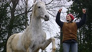 Die ausgebildete Wanderschäferin Sina Söth mit ihrem Pferd. © NDR Foto: Peer-Axel Kroeske