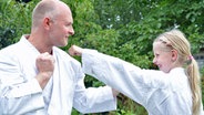 Ein Mann und ein Mädchen beim Karatetraining © NDR Foto: Peter Bartelt