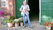 Heimke Siemen-Thiesfeld vor ihrem Bauernhaus. © NDR Foto: Andrea Ring