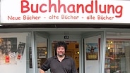Michael Struppek aus Bönningstedt vor seinem Buchhandel  Foto: Astrid Wulf