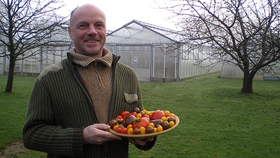 Tim Unverhau aus Elmenhorst im Kreis Stormarn hält eine Schale mit Tomaten © NDR Foto: Janine Artist
