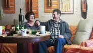 Rainer Jürgens sitzt mit seiner Frau auf einem Sofa. © NDR Foto: Cassandra Arden