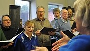 Hermann Möller singt im Chor © NDR Foto: Peter Bartelt