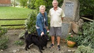 Hans Blunck gemeinsam mit der Bürgermeisterin von Friedrichsgraben - Linda Derner - und ihrem Hund Bossi. © NDR Foto: Ines Barber