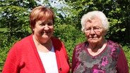 Ingeborg Lienhöft (r.) und ihre Tochter Christa Bidinger sind die guten Seelen des SSV Groß Kummerfeld. © NDR Foto: Janine Artist