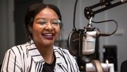 Die Grünen Abgeordnete Aminata Touré spricht in ein Mikrofon im Hörfunkstudio. © NDR Foto: Janis Röhlig