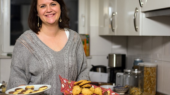 Radiomoderatorin Maja Herzbach hält selbst gebackene Kekse in den Händen. © NDR Foto: Janis Röhlig