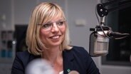 Die Präsidentin der Landwirtschaftskammer, Ute Volquardsen, sitzt in einem Hörfunkstudio. © NDR Foto: Janis Röhlig